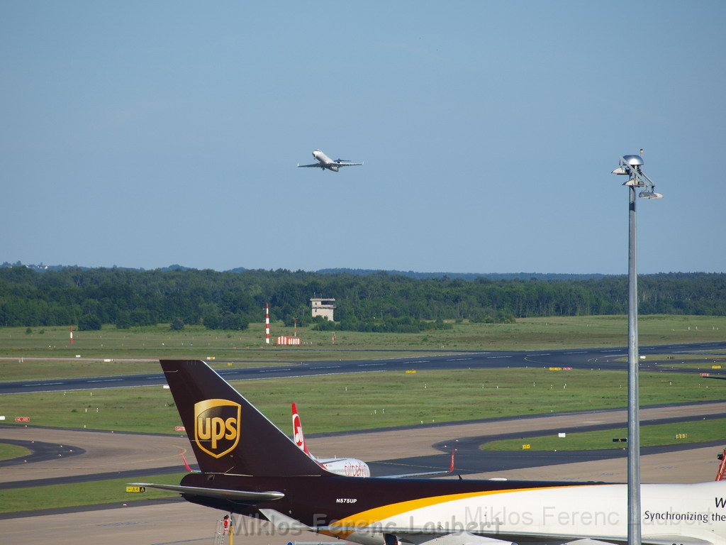 Lufthansa Airbus A 380 zu Besuch Flughafen Koeln Bonn P100.JPG